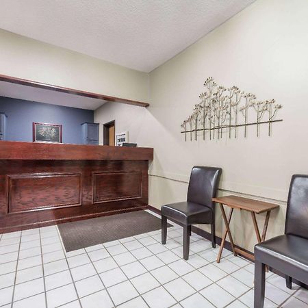 Super 8 By Wyndham Bloomington University Area Bagian luar foto