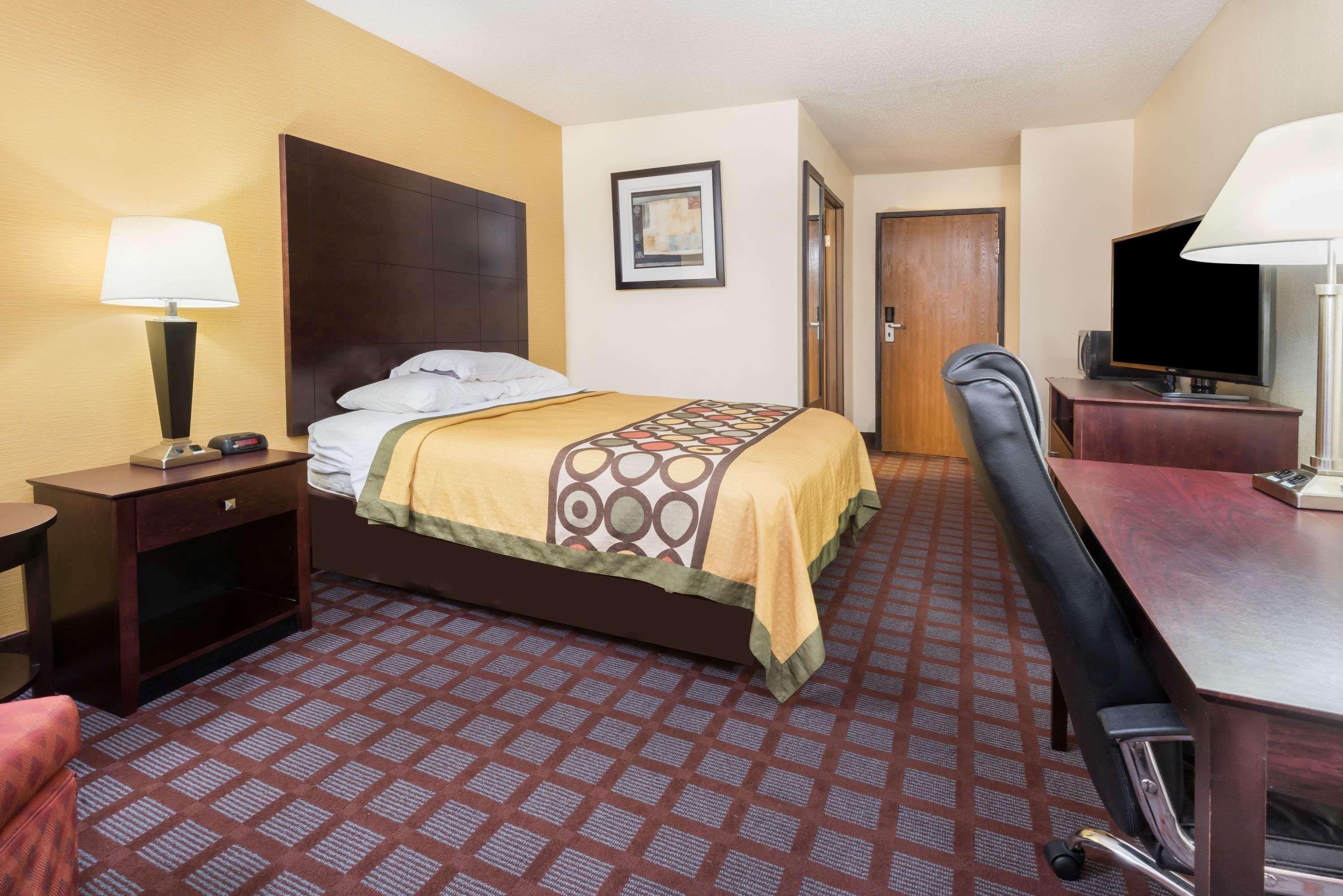 Super 8 By Wyndham Bloomington University Area Bagian luar foto