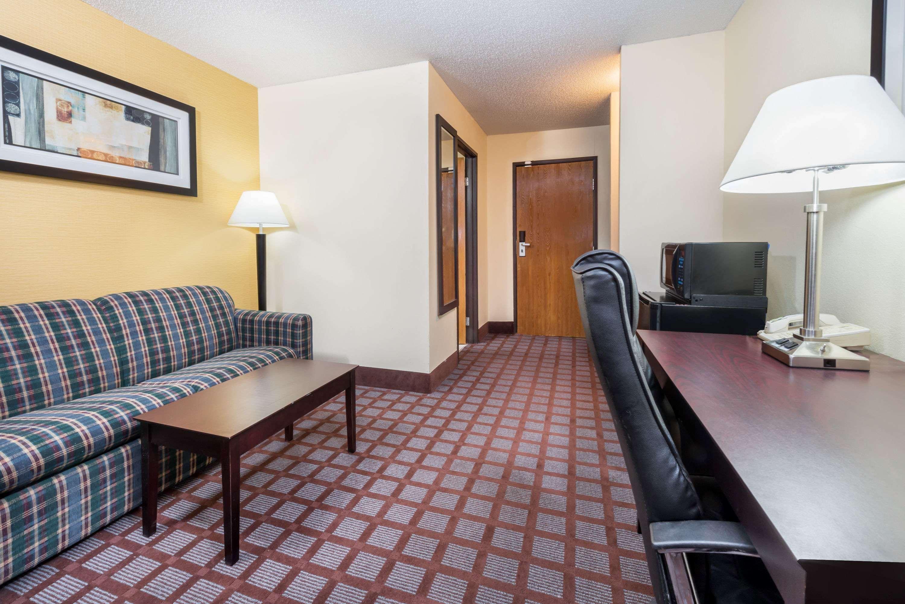Super 8 By Wyndham Bloomington University Area Bagian luar foto