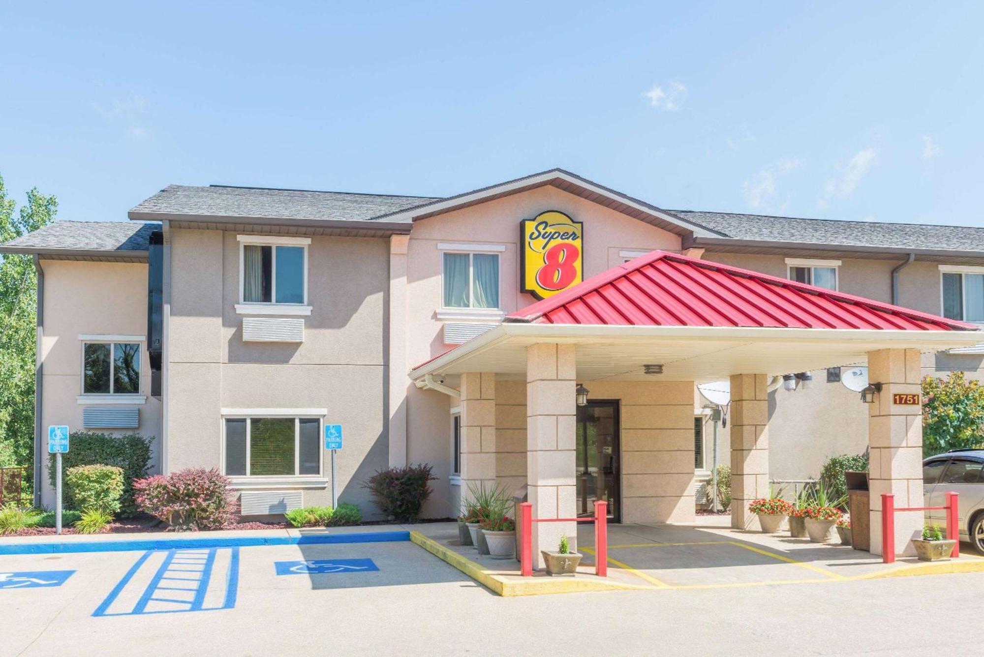 Super 8 By Wyndham Bloomington University Area Bagian luar foto