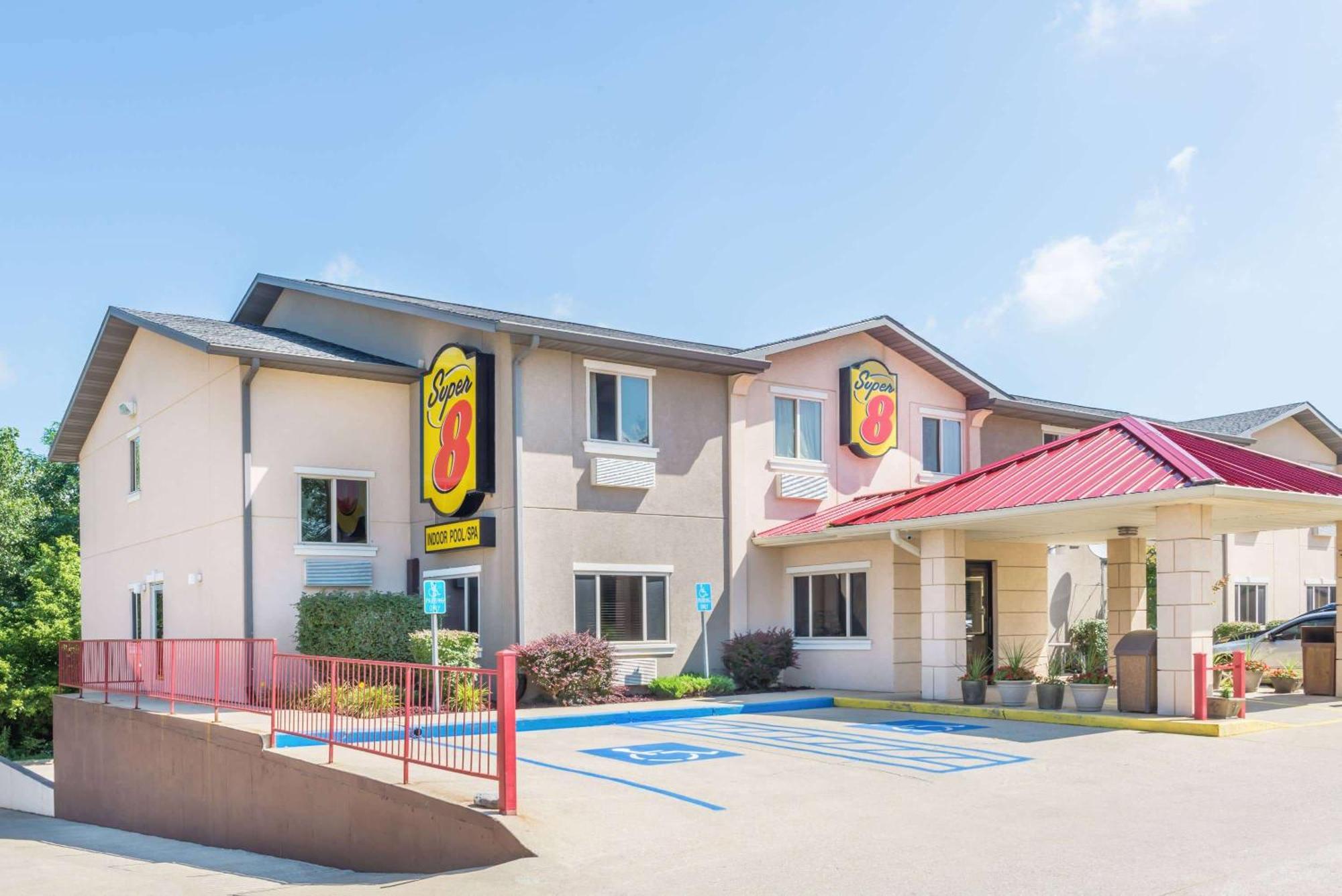 Super 8 By Wyndham Bloomington University Area Bagian luar foto