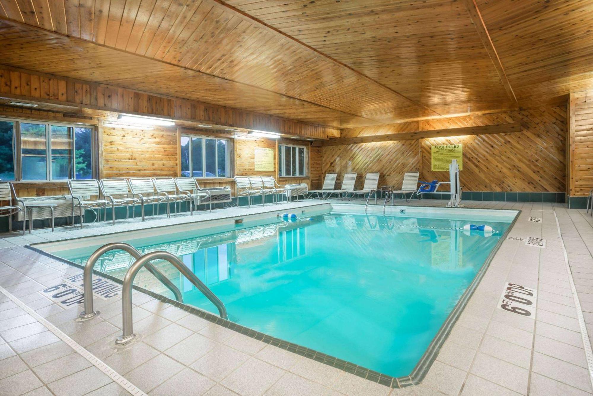 Super 8 By Wyndham Bloomington University Area Bagian luar foto