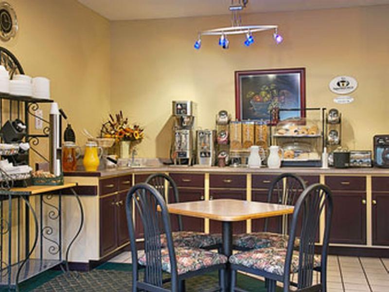 Super 8 By Wyndham Bloomington University Area Bagian luar foto