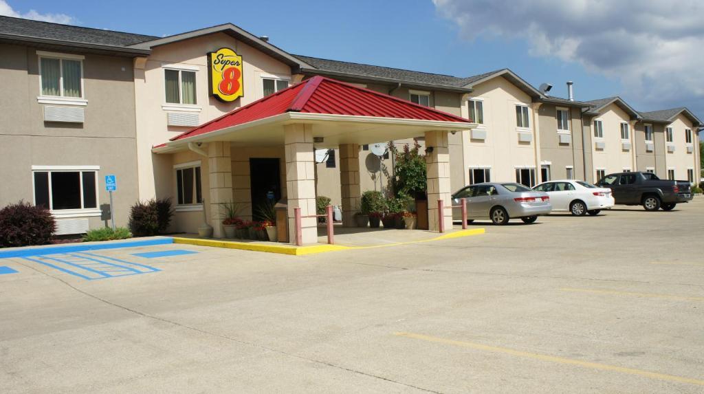 Super 8 By Wyndham Bloomington University Area Bagian luar foto