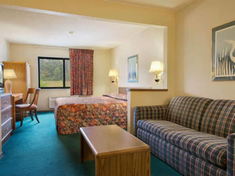 Super 8 By Wyndham Bloomington University Area Bagian luar foto